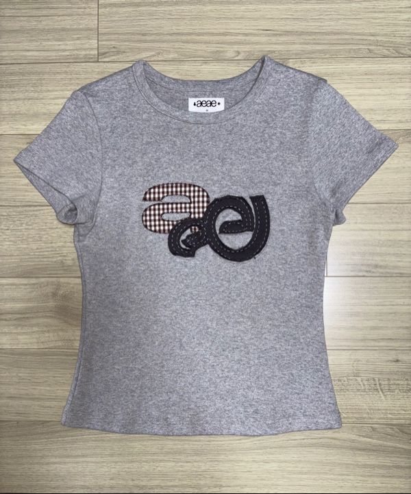 Tシャツ・カットソー [AEAE]APPLIQUE LOGO TEE [MELANGE GREY] [APPLIQUE LOGO TEE] APPLIQUE LOGO TEE [MELANGE GREY] – aeae JAPAN