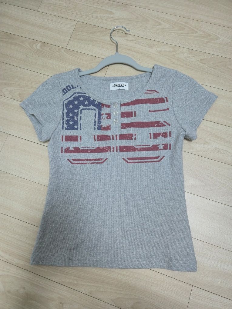 MUSINSA公式 | AEAE USA BANNER HENLY NECK TEE [MELANGE GREY]