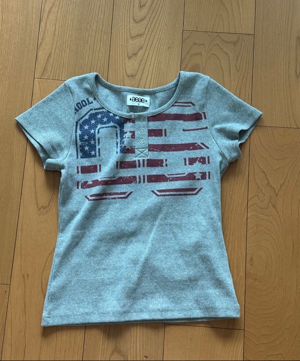 MUSINSA | AEAE USA BANNER HENLY NECK TEE [WHITE]