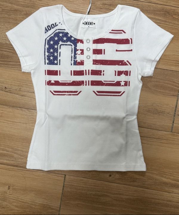 MUSINSA公式 | AEAE USA BANNER HENLY NECK TEE [WHITE]