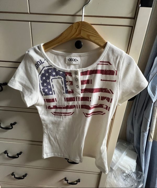 MUSINSA公式 | AEAE USA BANNER HENLY NECK TEE [WHITE]