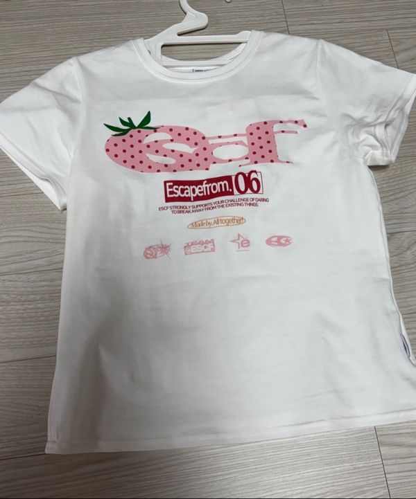 Tシャツ・カットソー ESCAPEFROM ESCF LOGO COLLAGE PRINT SLIMFIT T-shirt ESCAPEFROM ESCF Logo Collage Print Slim Fit Short Sleeve T