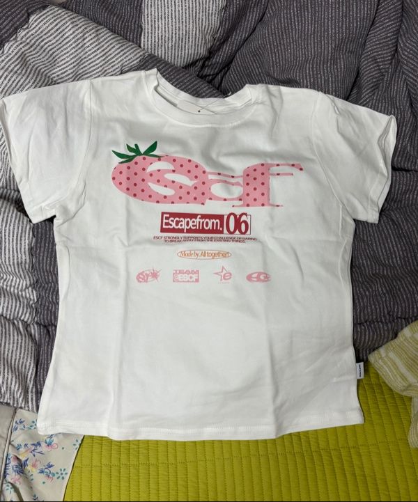 ESCAPEFROM☆DOT ESCF LOGO COLLAGE PRINT OVERFIT T-shirt MUSINSA公式 | ESCAPEFROM Strawberry Dot ESCF Logo Collage