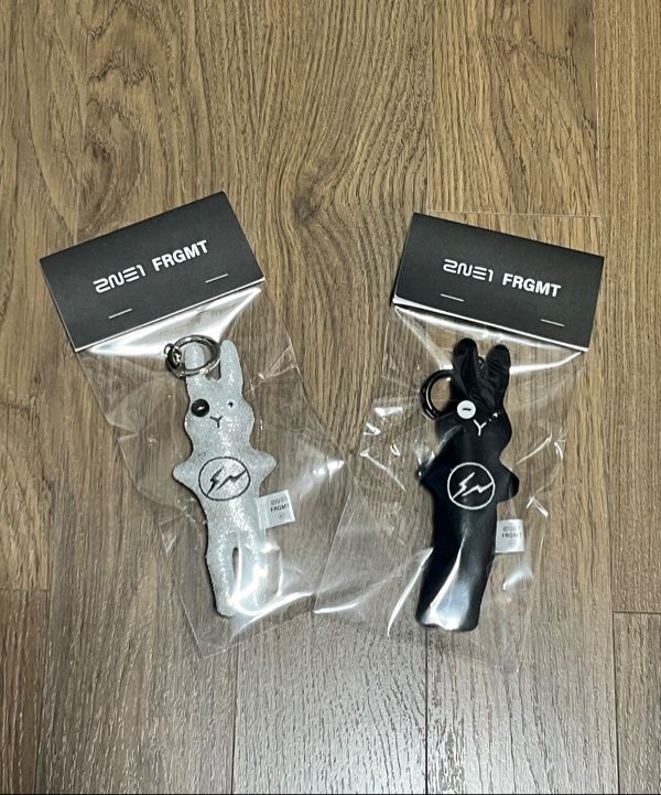 【2NE1 x FRGMT】TAMTAMI Keyring MUSINSA | 2NE1 x FRGMT [2NE1 x FRGMT] TAMTAMI Keyring (Silver)