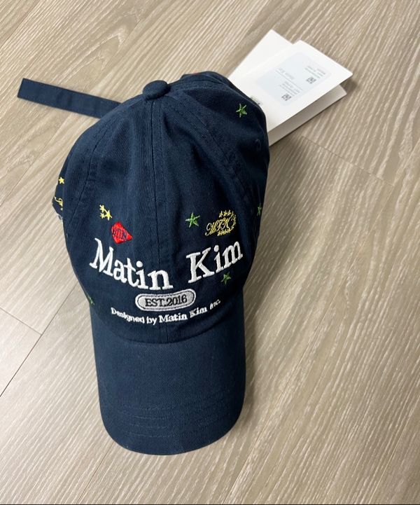 【Matin Kim】MATIN LOGO PLAY BALL CAP MUSINSA | MATIN KIM MATIN LOGO PLAY BALL CAP IN NAVY