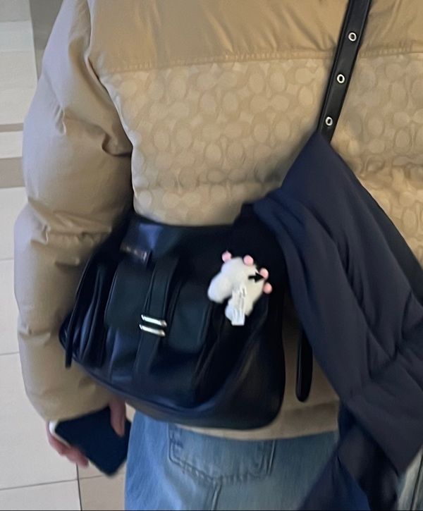 MUSINSA公式 | MATIN KIM DOUBLE POCKET SHOULDER BAG IN BLACK