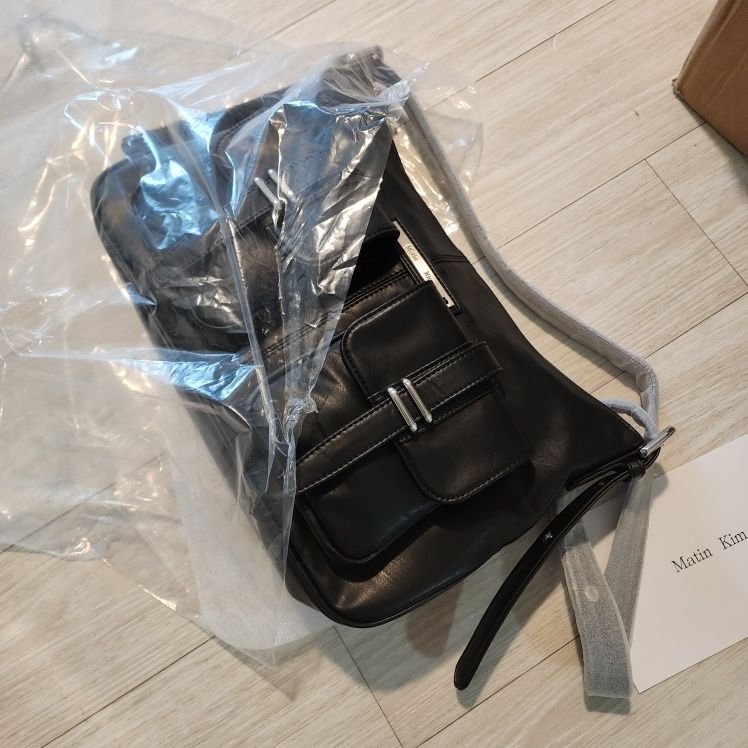 バッグ MATIN KIM DOUBLE POCKET SHOULDER BAG MUSINSA | MATIN KIM DOUBLE POCKET SHOULDER BAG IN BLACK