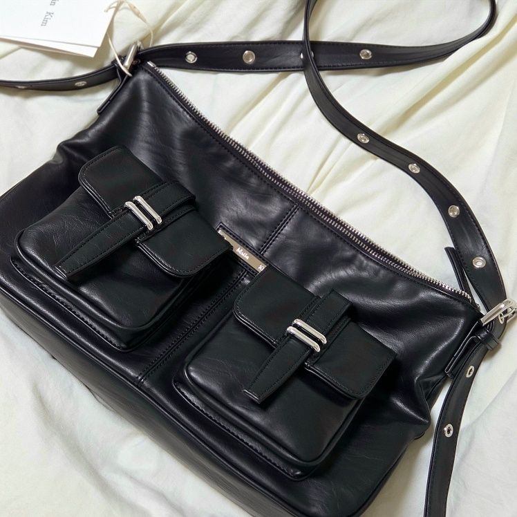 無料配送 ★MATIN KIM★ DOUBLE POCKET SHOULDER BAG MUSINSA | MATIN KIM DOUBLE POCKET SHOULDER BAG IN BLACK