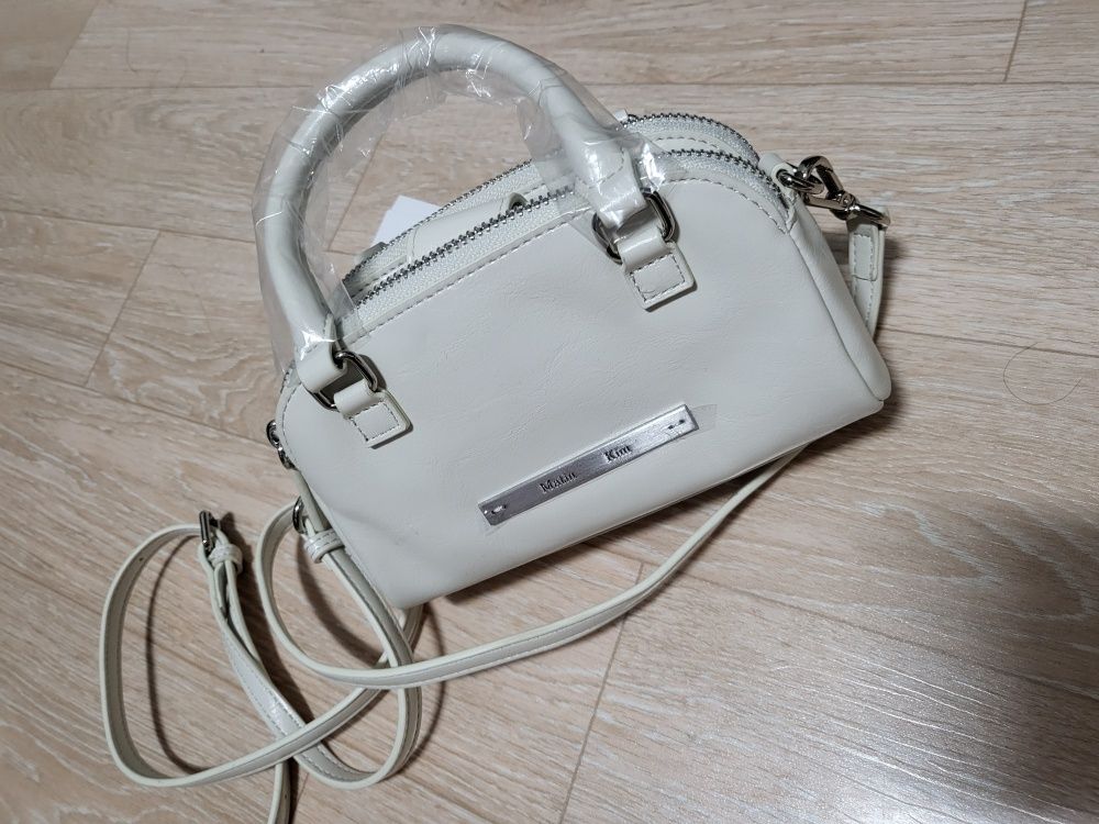 MUSINSA公式 | MATIN KIM DOUBLE ZIPPER MINI CROSS BAG IN WHITE