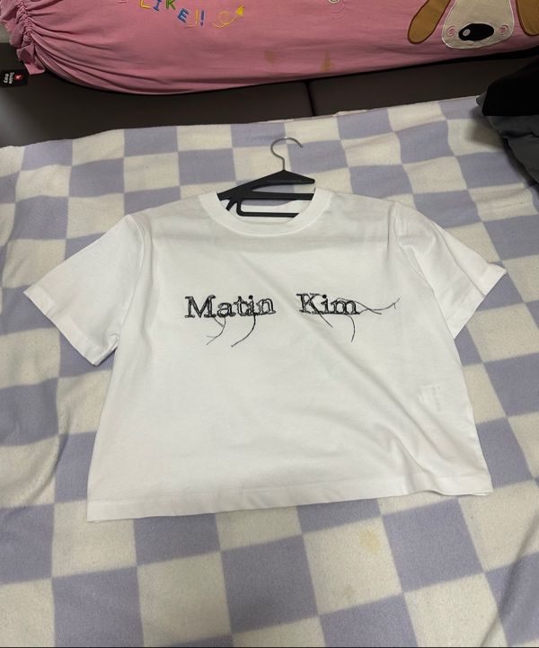 【MATIN KIM】★送料・関税込★LOGO THREAD POINT CROP TOP LOGO THREAD POINT CROP TOP IN BLACK – Matin Kim