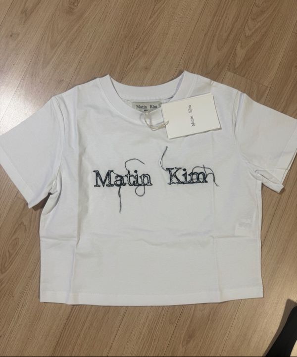 【MATIN KIM】★送料・関税込★LOGO THREAD POINT CROP TOP MK2434TS042MCH_2.jpg