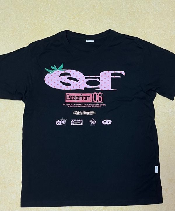 Tシャツ・カットソー ESCAPEFROM GRADATION ESCF LOGO COLLAGE PRINT OVERFIT T-shirt MUSINSA公式 | ESCAPEFROM Strawberry Dot ESCF Logo Collage