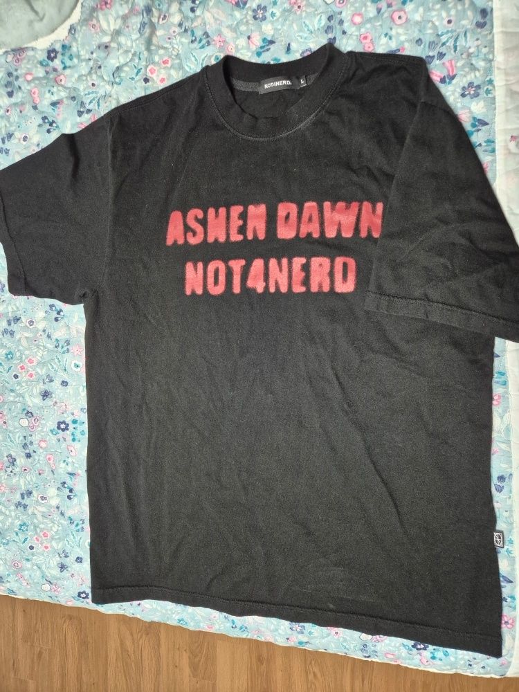 Tシャツ・カットソー NOT4NERD Spray Ashen Dawn Logo TShirts Green J1TS006BGN MUSINSA | NOT4NERD Spray Ashen Dawn Logo T-Shirts - Black