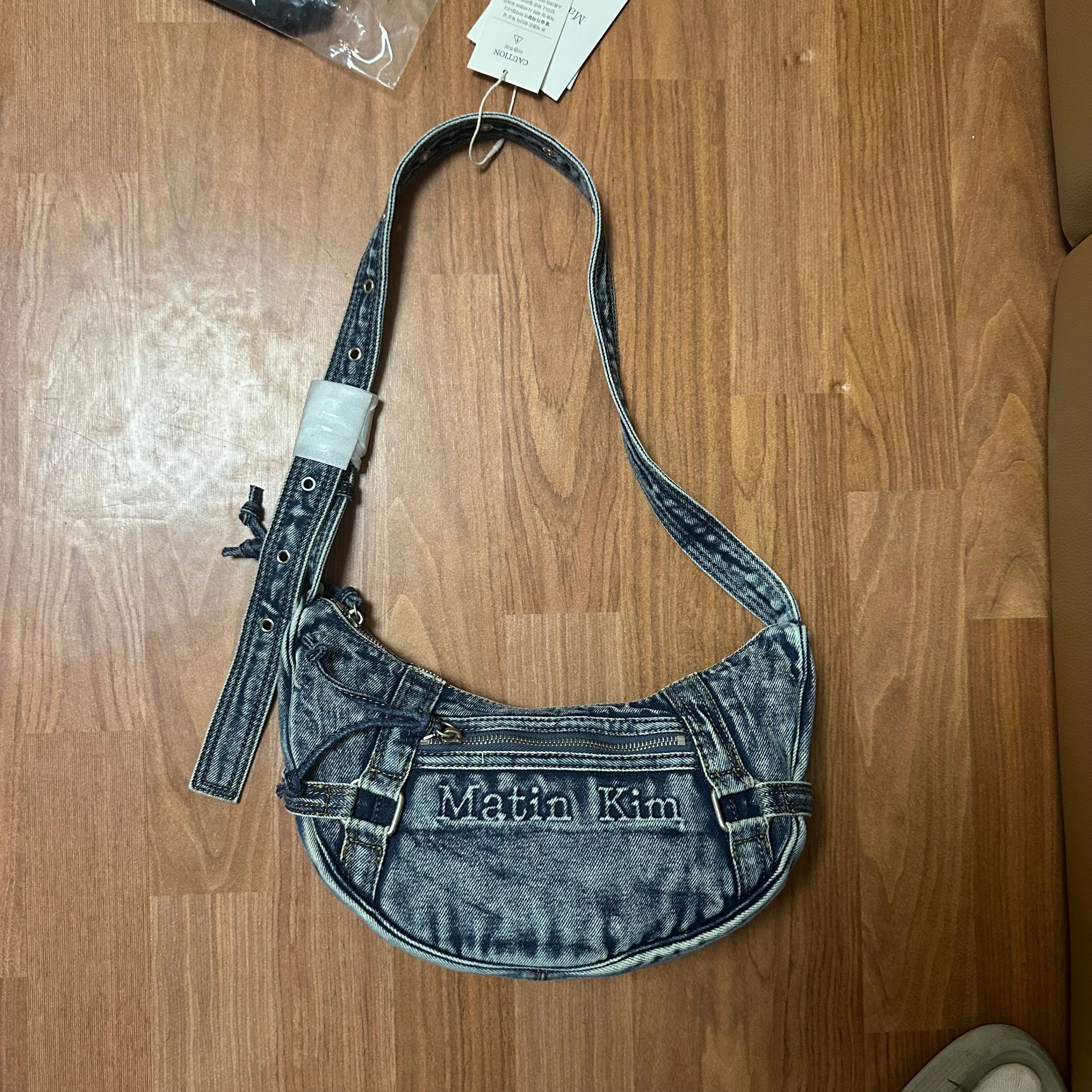 25SS人気 MATIN KIM MATIN WASHED DENIM MINI HOBO BAG 送料無料 MUSINSA | MATIN KIM MATIN WASHED DENIM MINI HOBO BAG IN BLUE