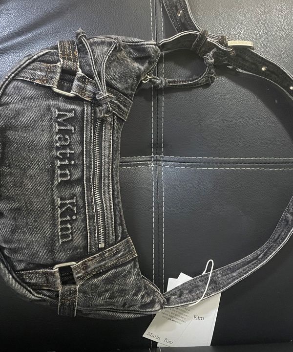 【MATIN KIM】 MATIN WASHED DENIM HOBO BAG ●送料・関税込● MATIN KIM ホーボーバッグ ワンショルダーバッグ MATIN WASHED