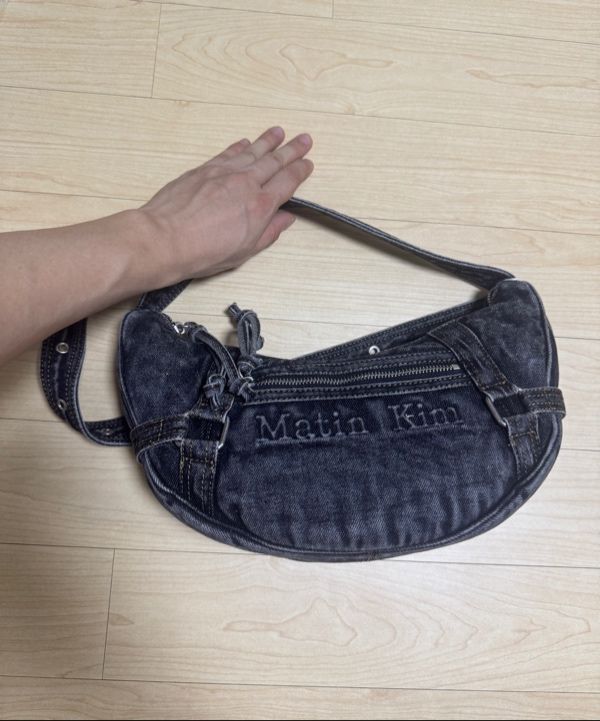 【MATIN KIM】 MATIN WASHED DENIM HOBO BAG ●送料・関税込● MATIN KIM】 MATIN WASHED DENIM HOBO BAG ○送料・関税込