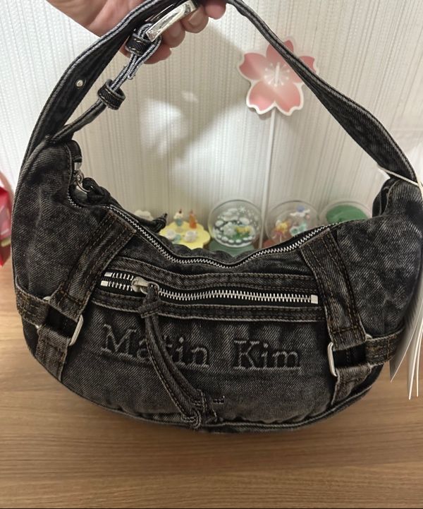 25SS人気 MATIN KIM MATIN WASHED DENIM MINI HOBO BAG 送料無料 25SS人気 MATIN KIM MATIN WASHED DENIM MINI HOBO BAG 送料無料