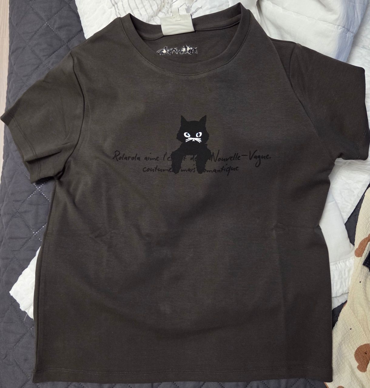 25SS新作猫Tシャツ【ROLAROLA】MAISON ROLA CAT FRIENDS T-SHIRT MUSINSA | ROLAROLA ROLA CAT FRIENDS T-SHIRT CHARCOAL