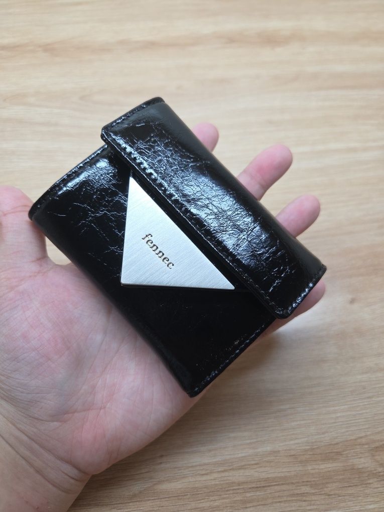 MUSINSA | fennec CRINKLE TRIANGLE DOCO WALLET - BLACK