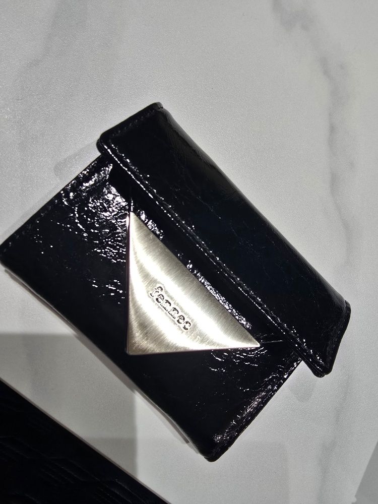 MUSINSA | fennec CRINKLE TRIANGLE DOCO WALLET - BLACK