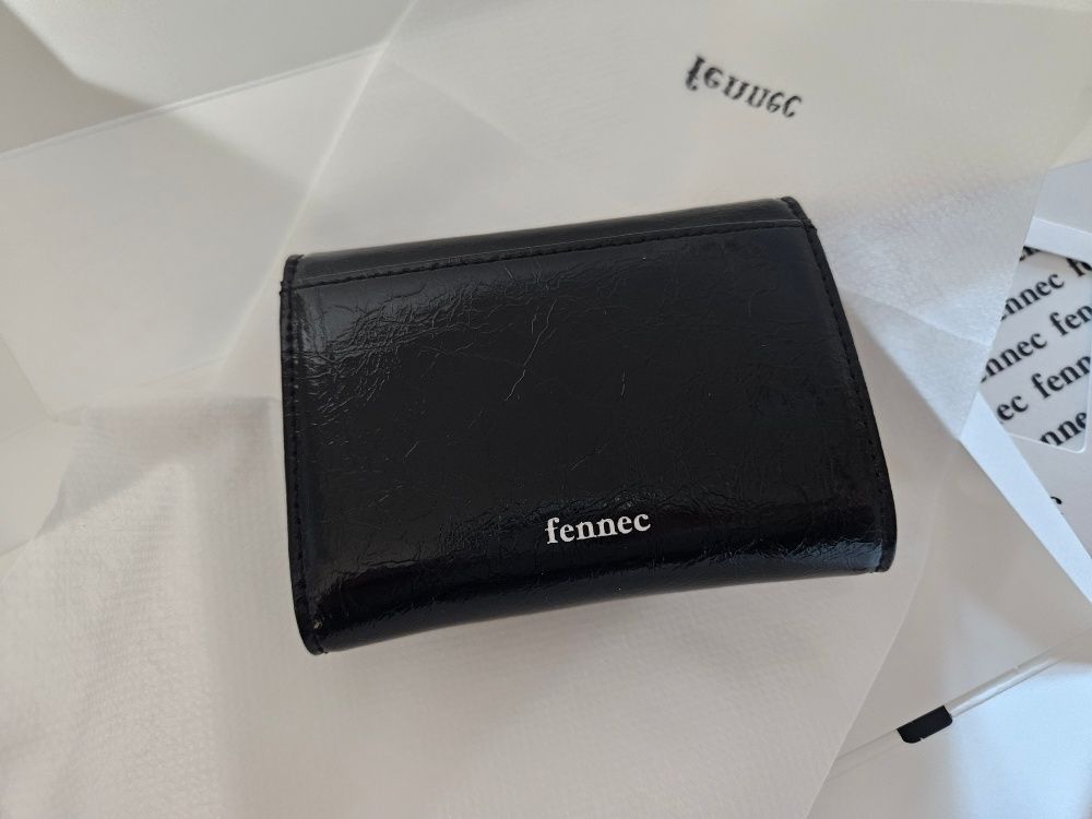 MUSINSA公式 | fennec CRINKLE TRIANGLE DOCO WALLET - BLACK