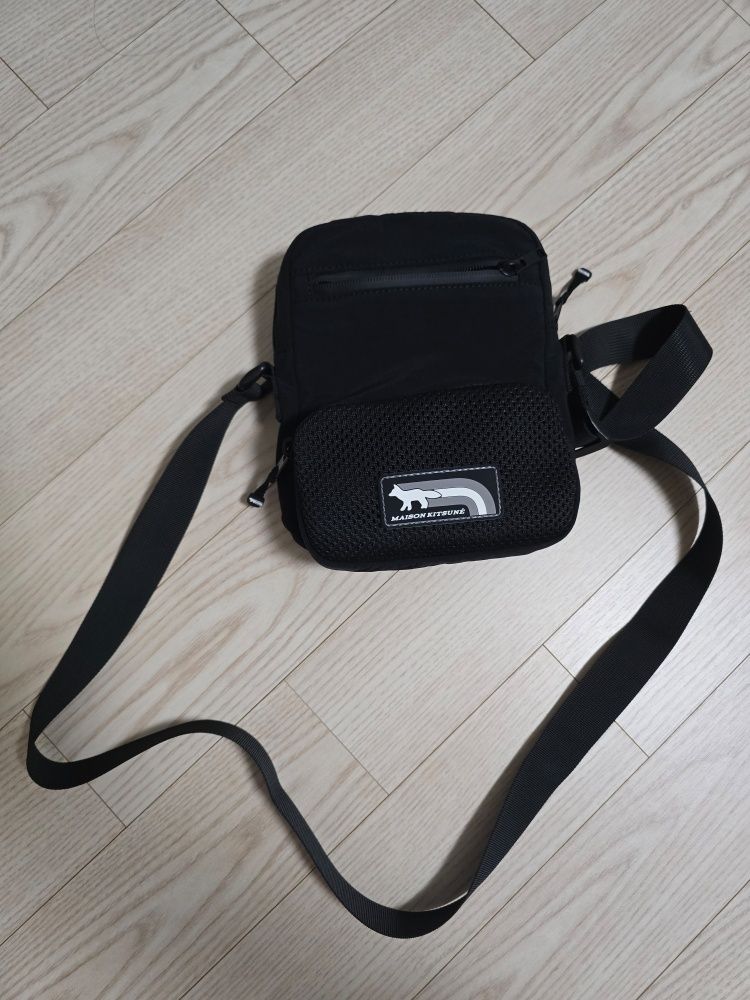 u*i様 プチポッシュ　F-15 ブラック　新品未使用 MUSINSA公式 | MAISON KITSUNE フラッシュフォックスポーチクロス