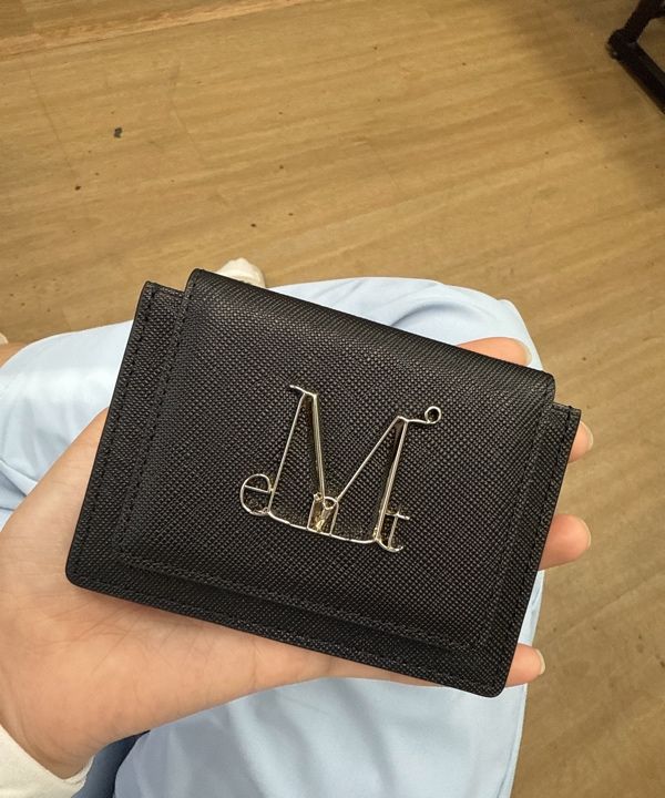 【MUCENT】MAIN SYMBOL L LOGO ACCORDION WALLET★25SS★ MUSINSA公式 | MUCENT Main Symbol Metal Logo Saffiano