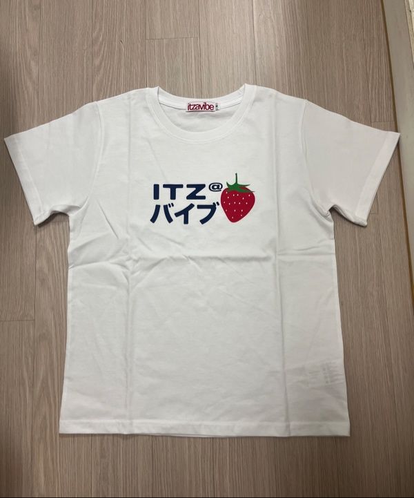 ★2025SS新作★ITZAVIBE★STRAWBERRY LOGO SLIM T SHIRT MUSINSA公式 | ITZAVIBE STRAWBERRY LOGO SLIM T SHIRT - WHITE