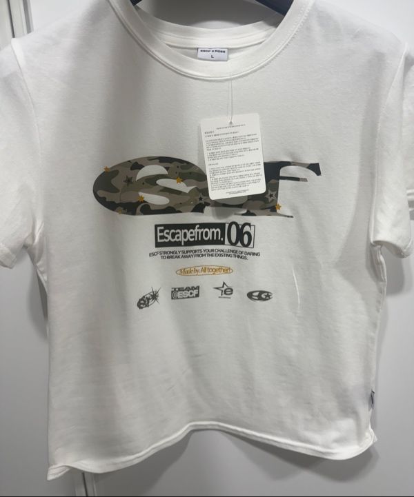 Tシャツ・カットソー ESCAPEFROM ESCF LOGO COLLAGE PRINT TRACK T-shirt ESCAPEFROM - 海外通販のBUYMA