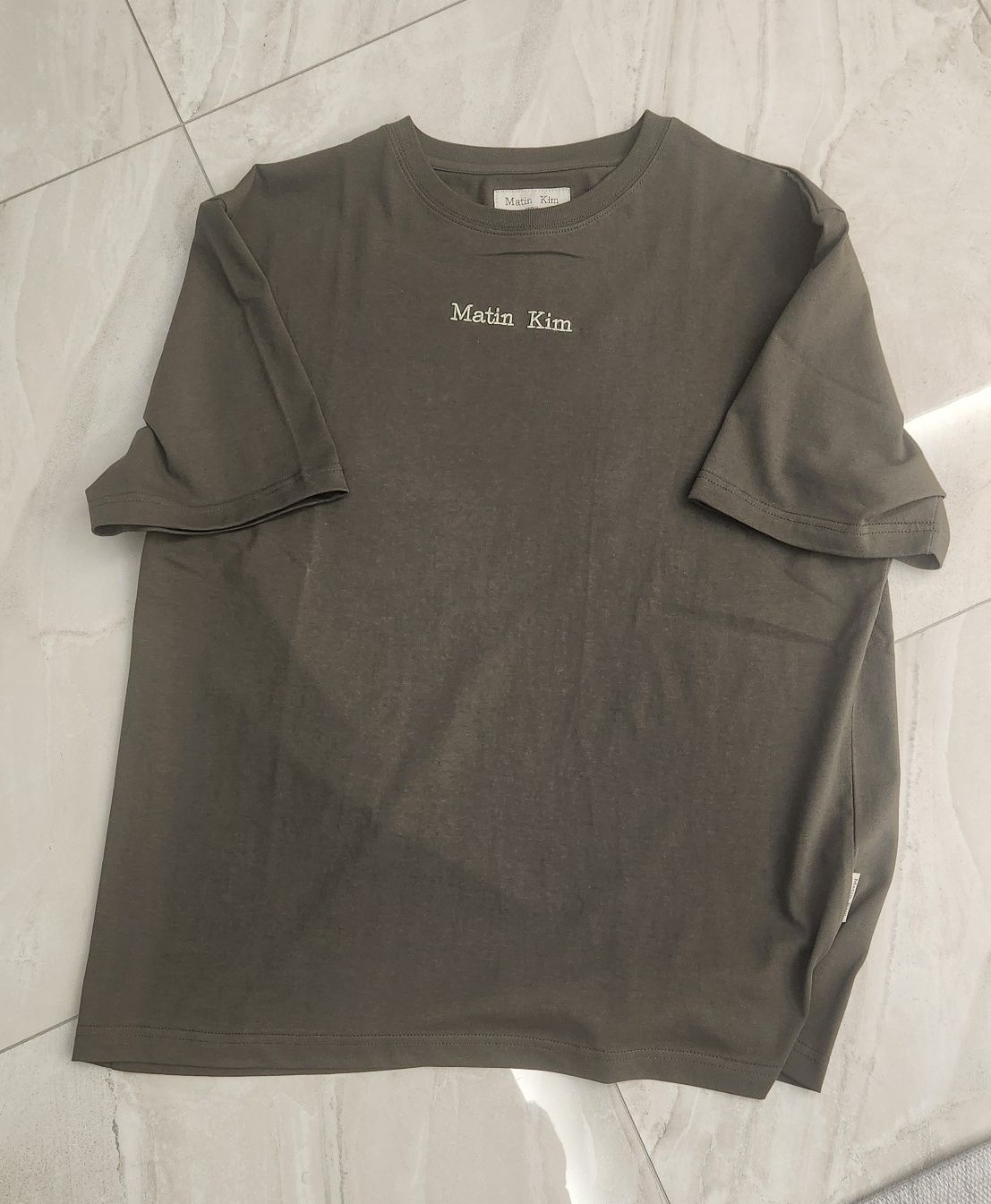 Tシャツ・カットソー [MATINKIM]embroidery small logo oversize top in khaki EMBROIDERY SMALL LOGO OVERSIZE TOP IN KHAKI – Matin Kim