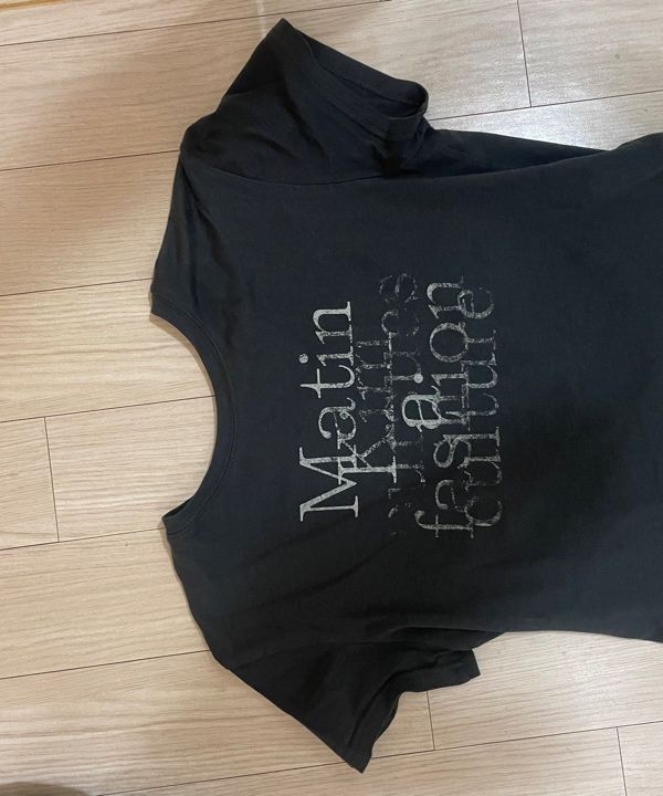 MUSINSA公式 | MATIN KIM DUSTY TYPO GRAPHIC CROP TOP IN CHARCOAL