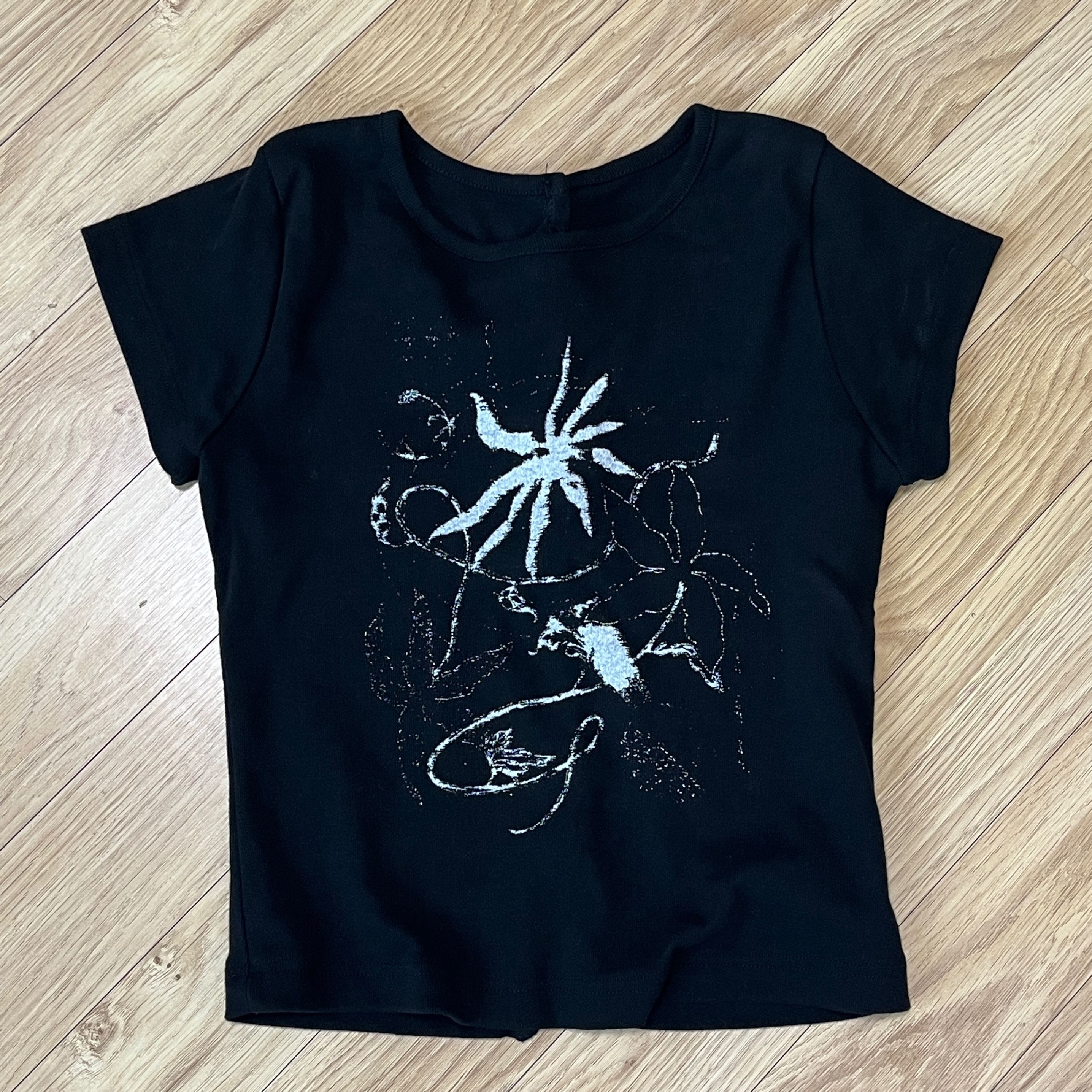 MUSINSA公式 | FANCY CLUB Back Slit Button Tee (BLACK) F25QB126
