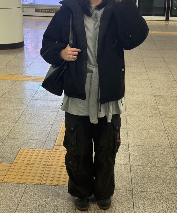 MUSINSA | AAKAM 98 Knee Pin-Tuck Contrast Cargo Pants (Black)