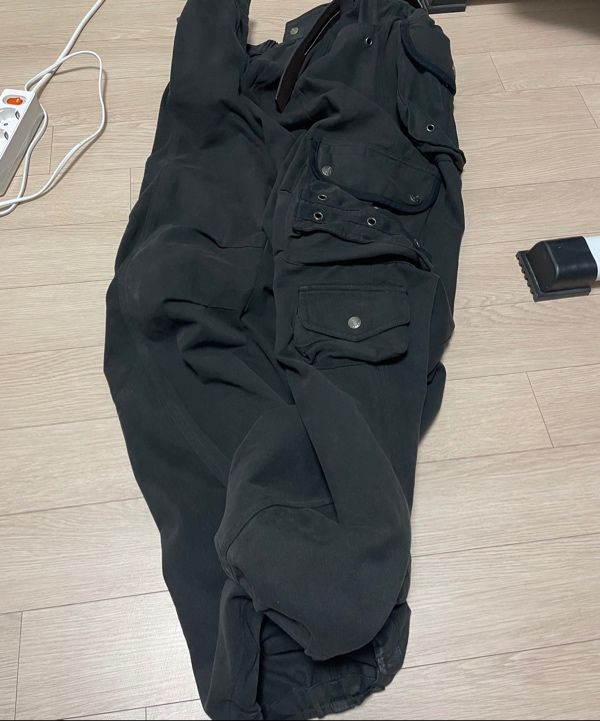 MUSINSA | AAKAM 98 Knee Pin-Tuck Contrast Cargo Pants (Black)