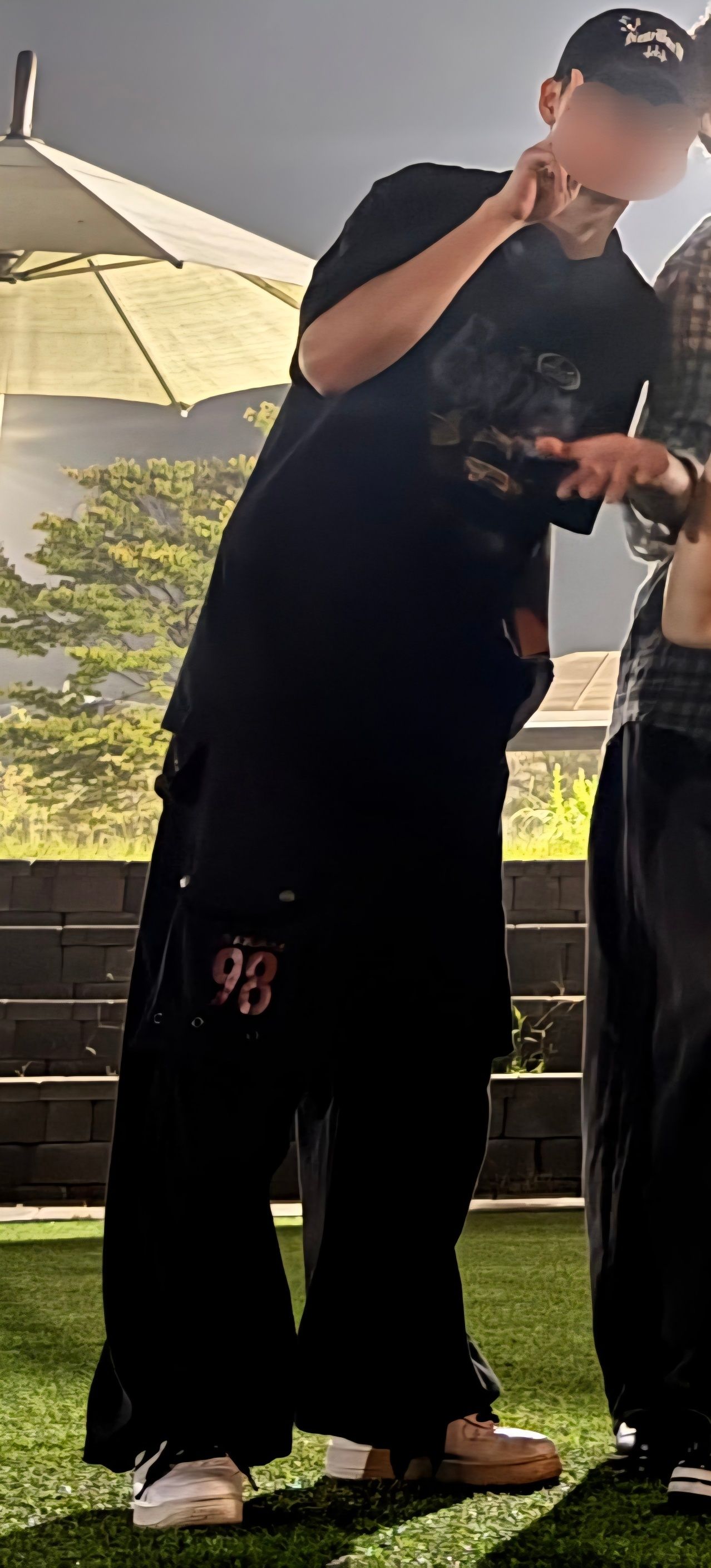 MUSINSA | AAKAM 98 Knee Pin-Tuck Contrast Cargo Pants (Black)