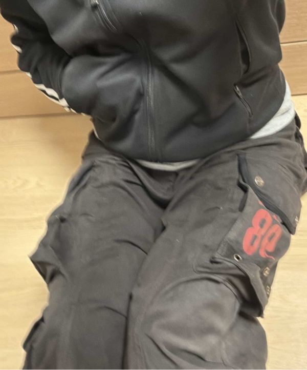 MUSINSA | AAKAM 98 Knee Pin-Tuck Contrast Cargo Pants (Black)