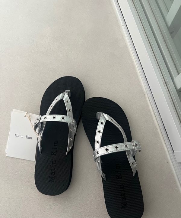 サンダル・ミュール [MATINKIM]buckle eyelet slippers in silver MUSINSA | MATIN KIM BUCKLE EYELET SLIPPERS IN SILVER