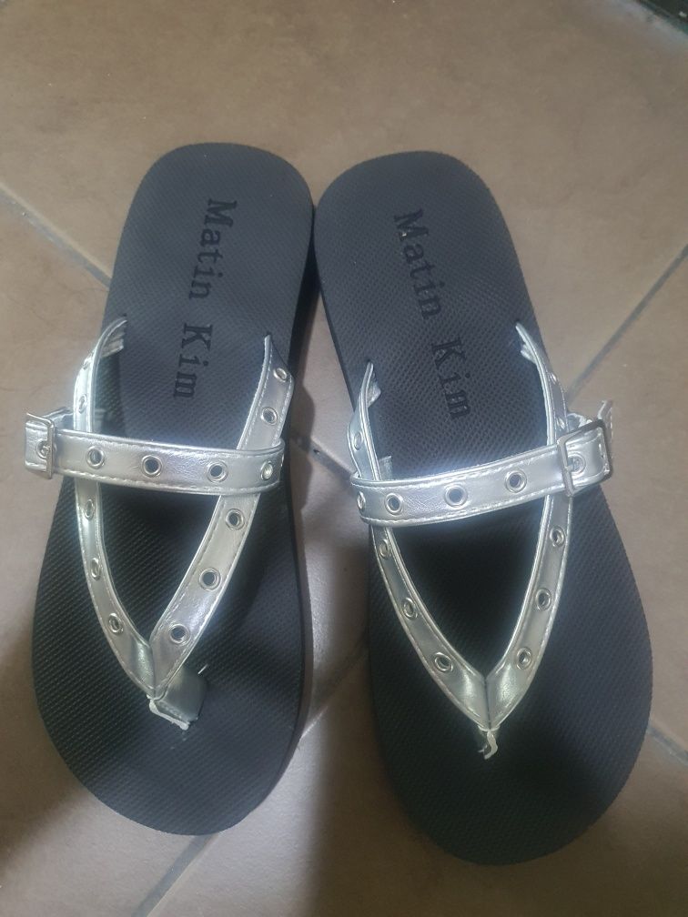 サンダル・ミュール [MATINKIM]buckle eyelet slippers in silver BUCKLE EYELET SLIPPERS IN SILVER – Matin Kim
