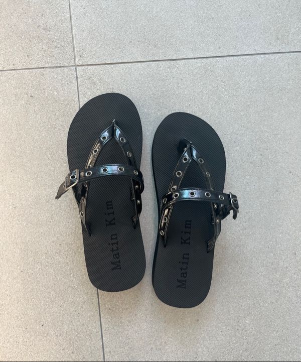 MATIN KIM ■ BUCKLE EYELET SLIPPERS MUSINSA公式 | MATIN KIM BUCKLE EYELET SLIPPERS IN BLACK