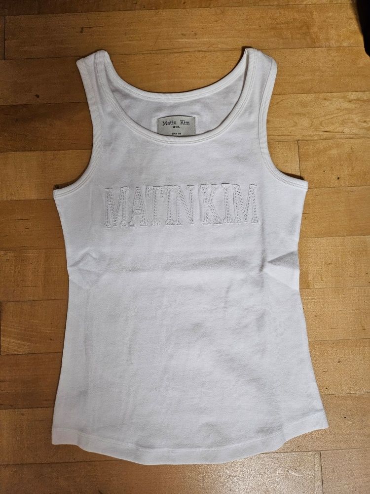【新品】MATIN KIM LOGO APPLIQUE SLIM TANKTOP LOGO APPLIQUE SLIM TANK TOP IN KHAKI – Matin Kim