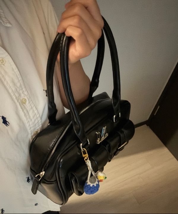 ショルダーバッグ・ポシェット MUCENT BIRUS L ENAMEL 2-BELT POCKET SHOULER BAG 5BMR0101 MUSINSA公式 | MUCENT Virus Metal Logo Enamel 2 Belt Pocket