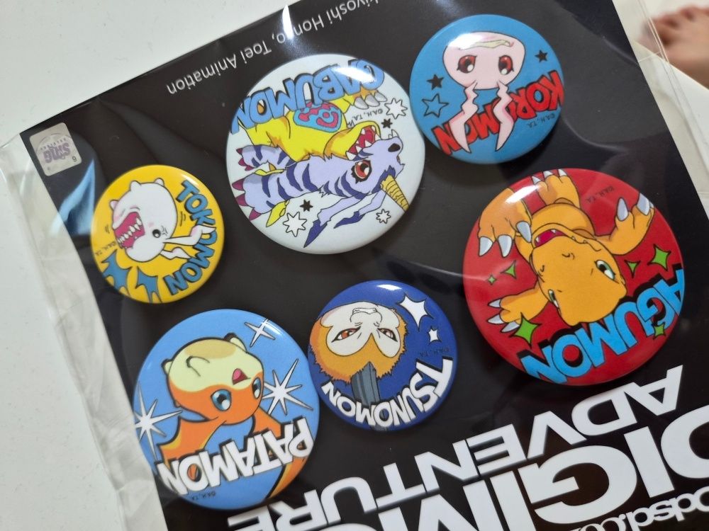 デジモンアドベンチャー展 記念メダル風ピンバッジ【A】セット MUSINSA公式 | ODDSTUDIO [デジモンアドベンチャー] ピンバッジセット