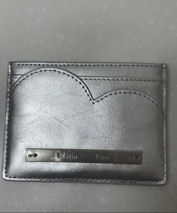 【MATIN KIM】HEART WAVE ENAMEL CARD WALLET★送料・関税込 MUSINSA | MATIN KIM HEART WAVE ENAMEL CARD WALLET IN SILVER