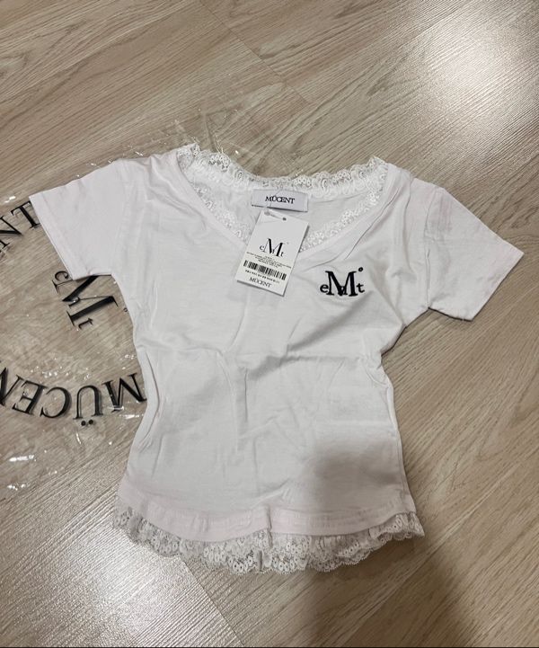 MUCENT シエラホピハート サニアレースVネック半袖T グレー まとめ売り MUSINSA公式 | MUCENT サニアレースVネック半袖Tシャツ（6カラー）