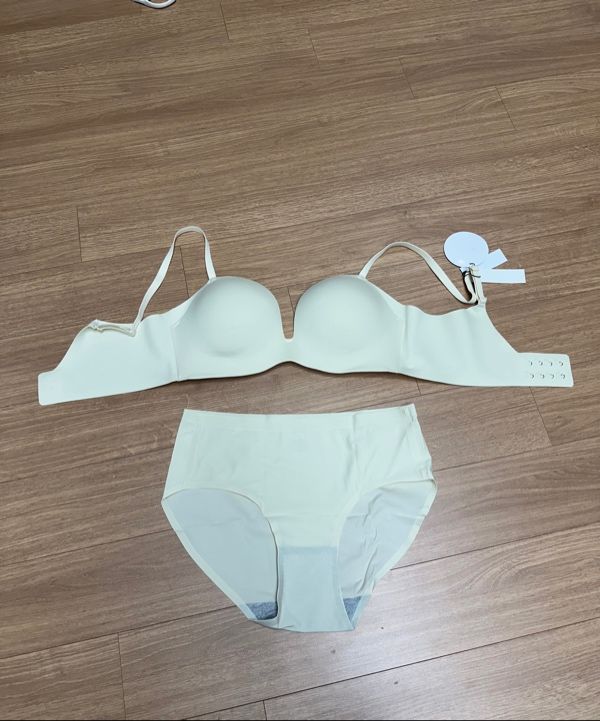 MUSINSA公式 | CRASSIANG 3cmミルクブラ+パンティセット