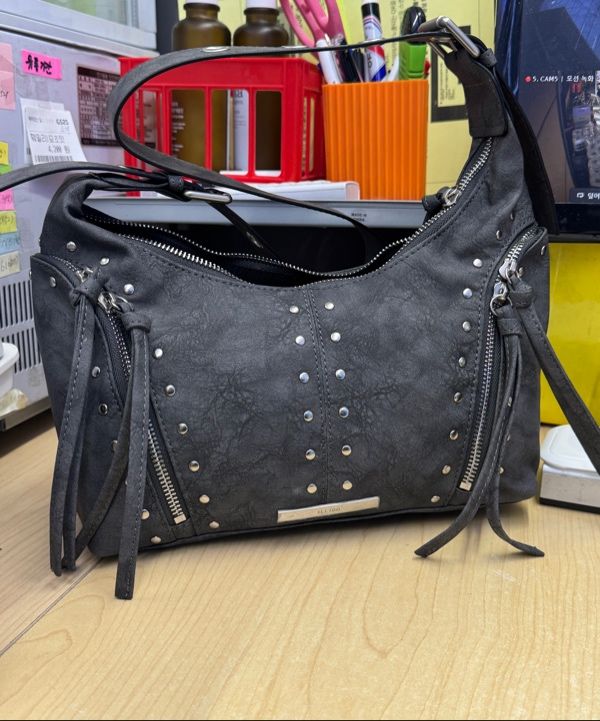 MUSINSA公式 | ILLIGO リーフアイレットショルダーバッグブラック