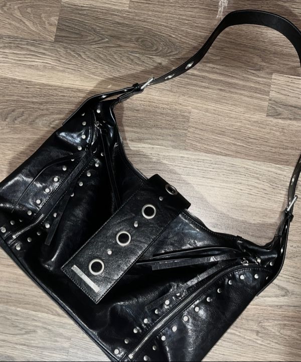 MUSINSA公式 | ILLIGO リーフアイレットビッグショルダーバッグブラック
