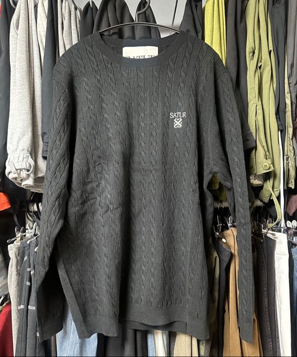 MUSINSA公式 | SATUR プレーンケーブルクルーネックニットブラック