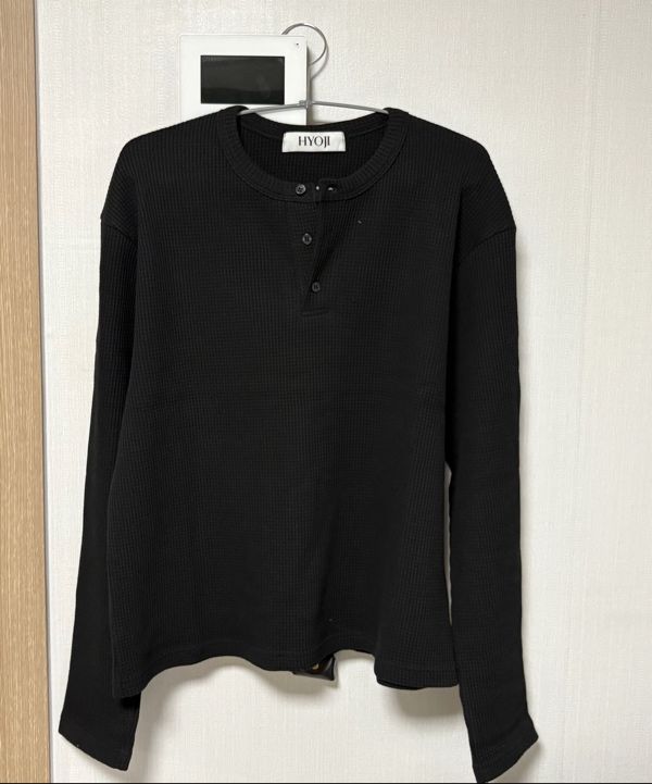 MUSINSA | HYOJI 25 FW Waffle Henley Neck Crop T-Shirt (4 Colors)