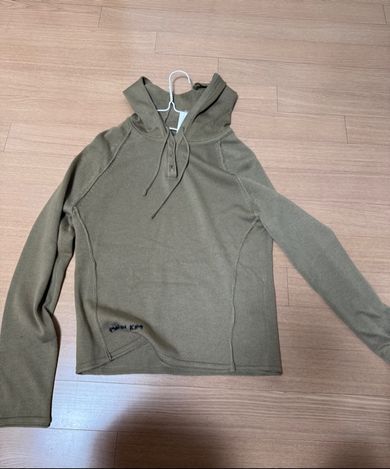 BUTTON HOODY RAGLAN KNIT TOP IN KHAKI